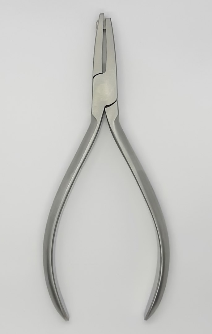 Orthodontic forceps for forming ligatures