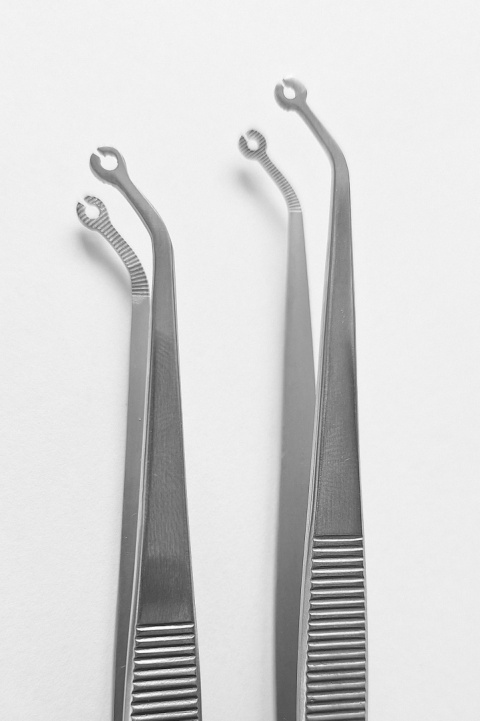 Pęseta mikrochirurgiczna z oczkiem, 15 cm.