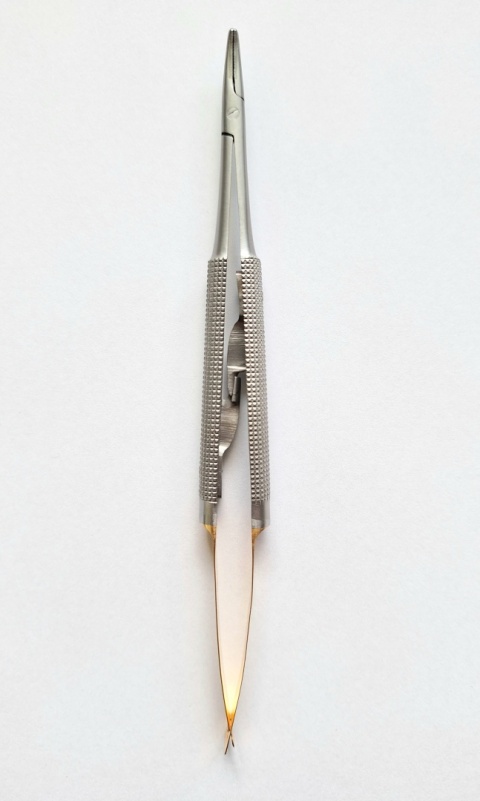 Igłotrzymacz Castroviejo TC, wygięty, dł. 14 cm.