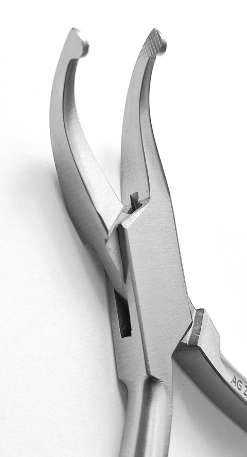 Kleszcze ortodontyczne How, kątowe, 14,5 cm.