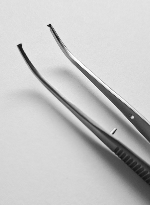 Pęseta chirurgiczna z ząbkiem wygięta.