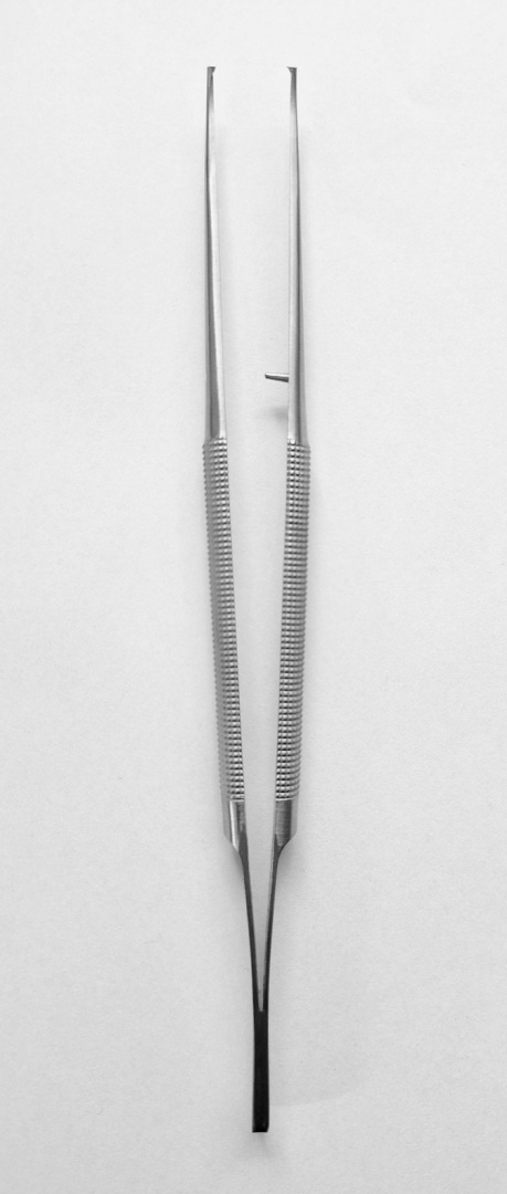 Pęseta mikrochirurgiczna zagięta , z ząbkiem, 18 cm.