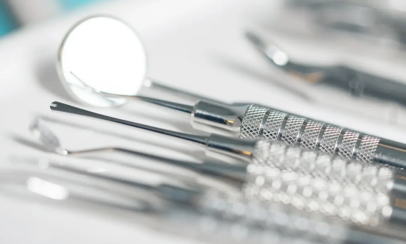 Czym się kierować przy wyborze imadła stomatologicznego? Wskazówki dla dentystów